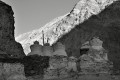 čhörteny pod klášterem v obci Skyu